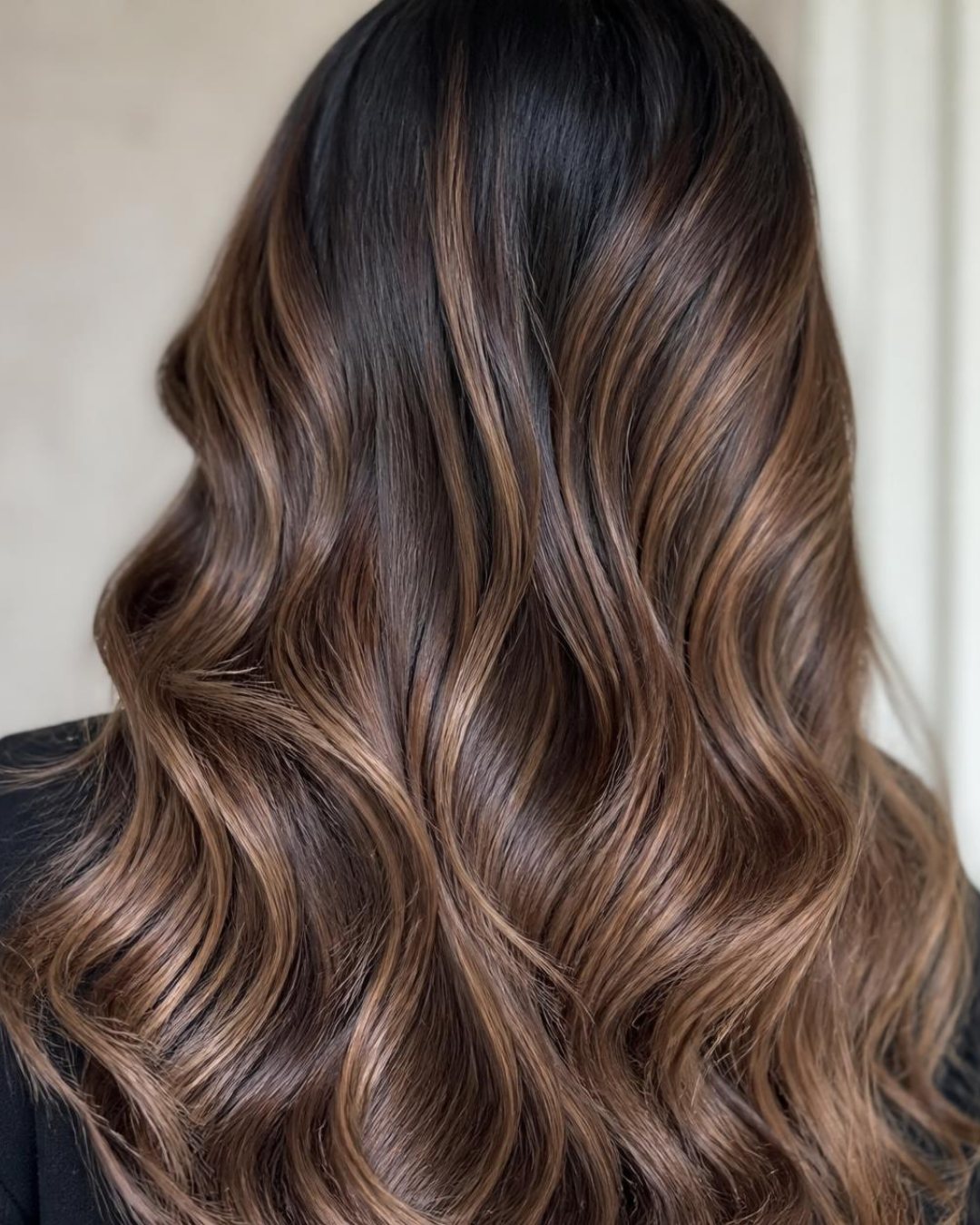 Cabello castaño con balayage y ondas sueltas, trabajo de color del salón